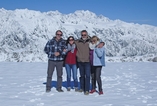 Michèle et ses amis profitent du bon air de la montagne