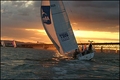 Voile au coucher du soleil dans la baie d'Auckland