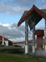 Pres du lac de Rotorua, en premier plan du maori et en second du religieux europeen