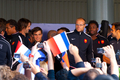 Le XV de France accueilli par les supporters Français