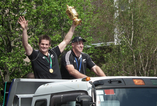 Mc Caw et le trophée Web Ellis lors de la parade à Auckland