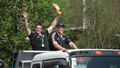 Mc Caw et le trophée Web Ellis lors de la parade à Auckland