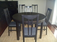 Table ronde noire et 6 chaises