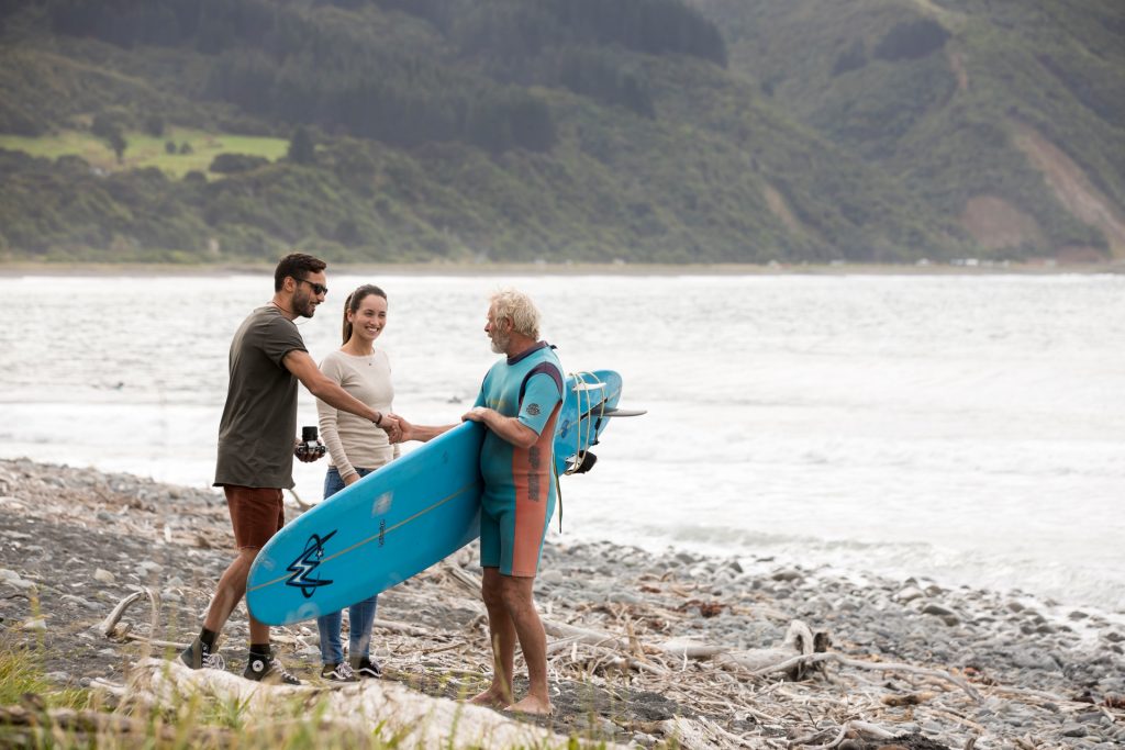 surfer en nouvelle-zélande