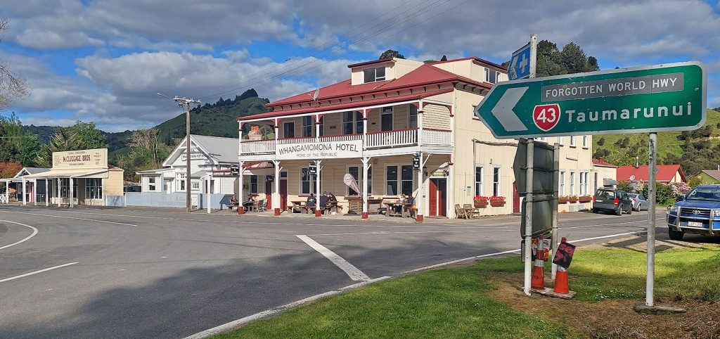 forgotten Highway whangamomona taranaki balade