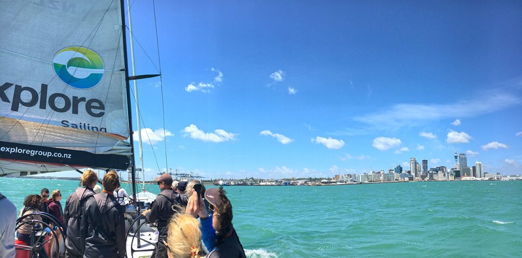 Voile dans la baie d'Auckland