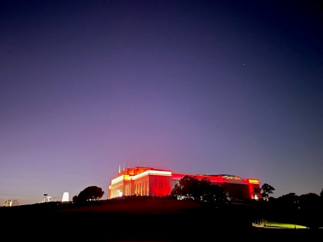 Dawn parade Auckland War Memorial Museum anzac day musee tout eclaire lumiere rouge