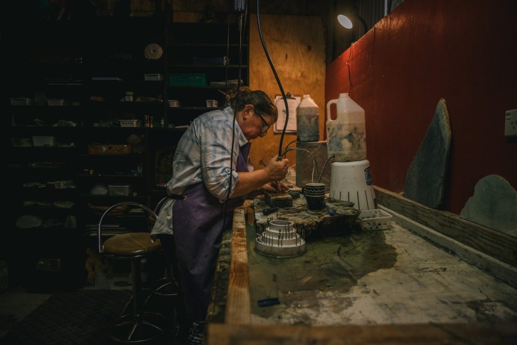 atelier de sculptures sur jade pounamu nouvelle-zelande cote ouest