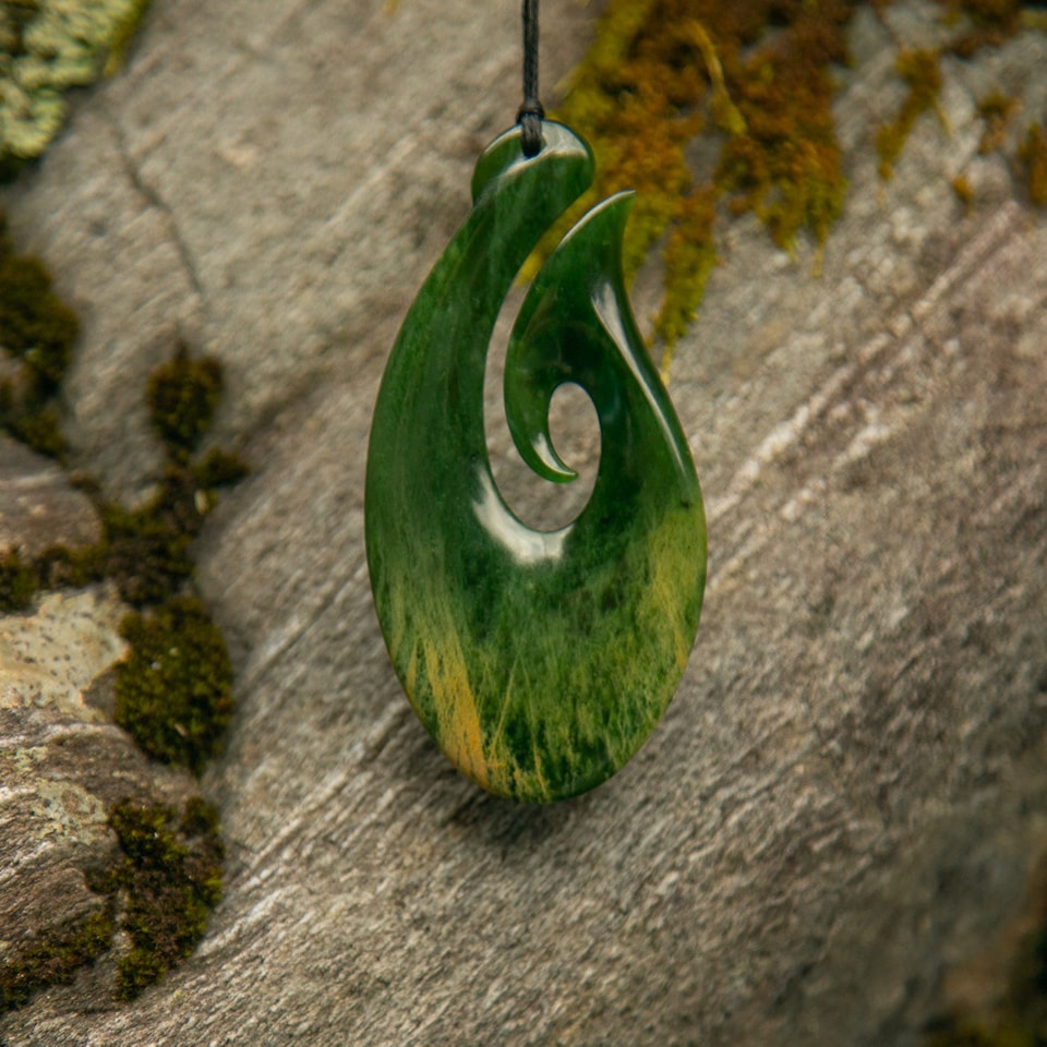 fish hook pendentif maori jade pounamu nouvelle-zelande matau green stone