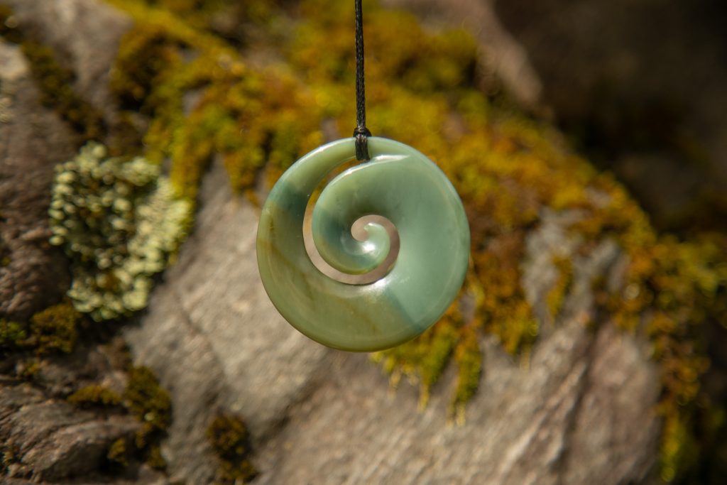 Koru pendantif maori jade pounamu nouvelle-zelande fougere green stone