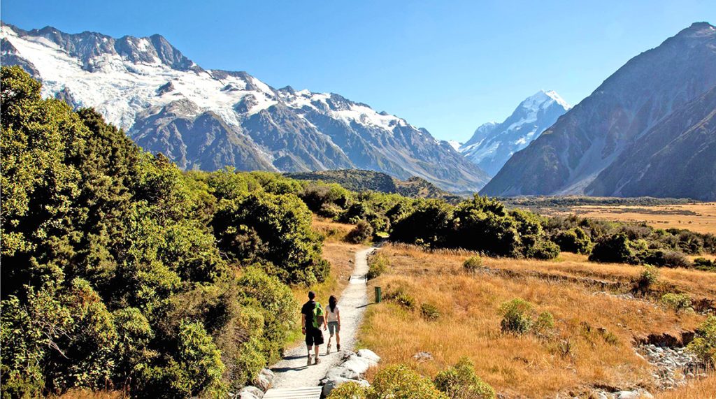 Sentier dans parc national Mt Cook Aoraki