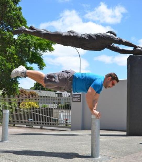 Alexandre, acrobate accompli devant Eden Park, Auckland