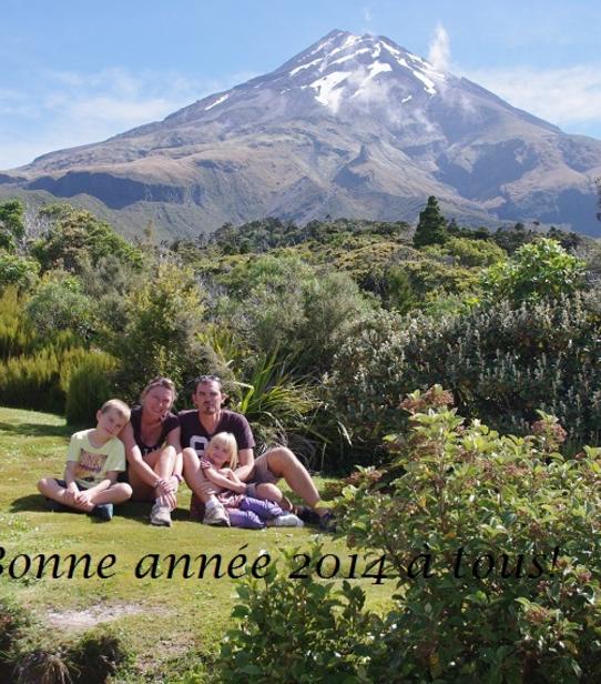 Anne, Armel et leurs enfants devant Taranaki