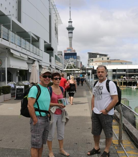 Catherine et ses amis au viaduct à Auckland