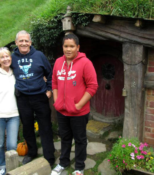Christian, Dominique et leur fils à Hobbiton