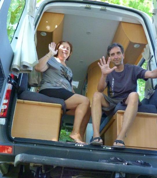Luc et Joséfa dans leur confortable camping-car