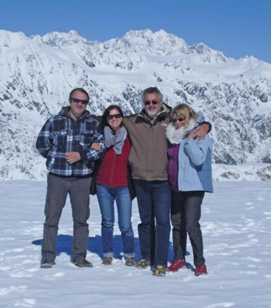 Michèle et ses amis profitent du bon air de la montagne