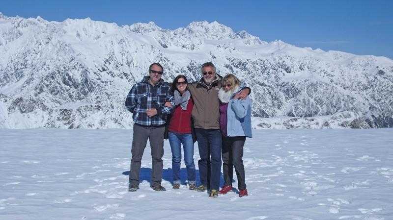 Michèle et ses amis profitent du bon air de la montagne