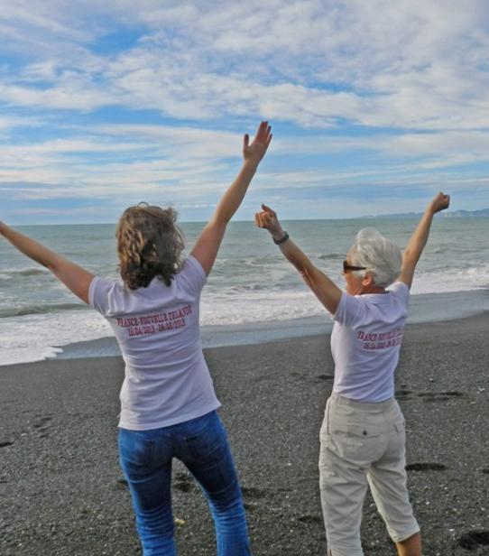 Sabine en famille et son T-shirt spécialement créé pour son voyage en NZ