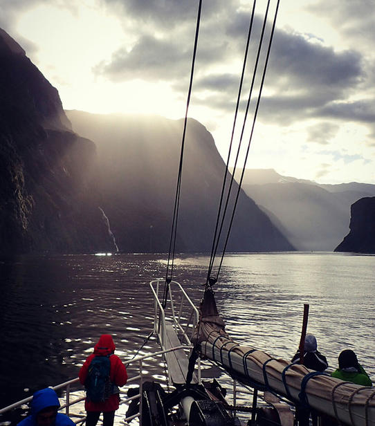 Anne dans le fjord de Milford Sound