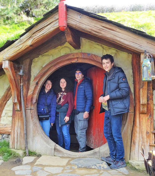 Benjamin, Véronique, Bastien et Laurine au village de Hobbits
