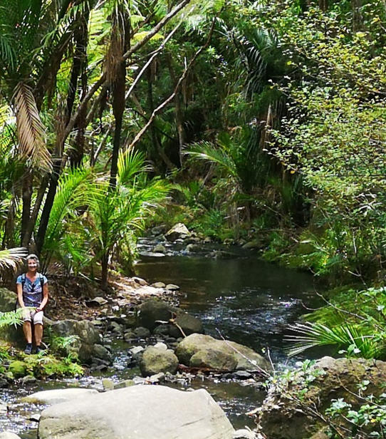 Catherine dans le bush néo-zélandais