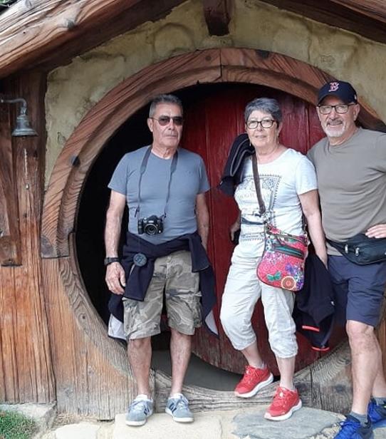 Caty Claude et leur ami à Hobbiton
