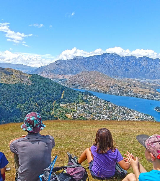 Cécile et famille sur le sentier Ben Lomond à Queenstown