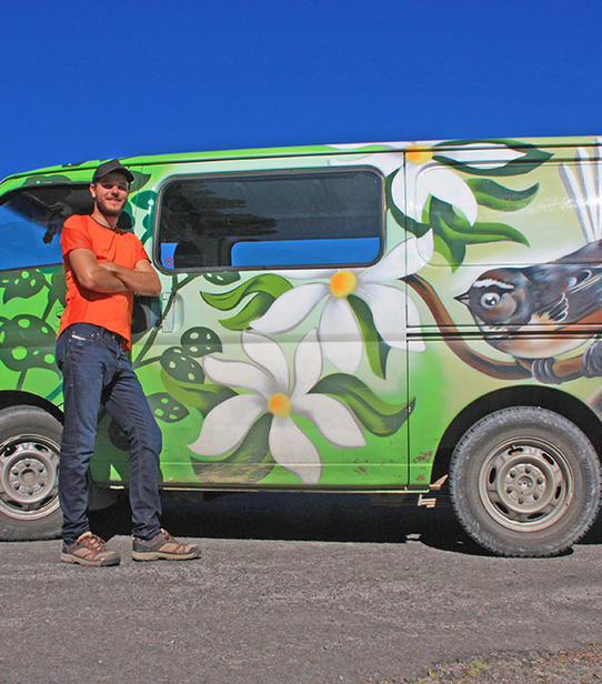 Corentin et Fanny devant leur van