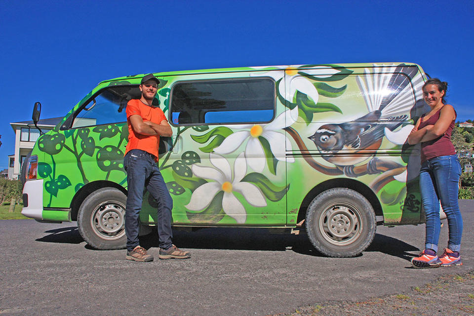 Corentin et Fanny devant leur van