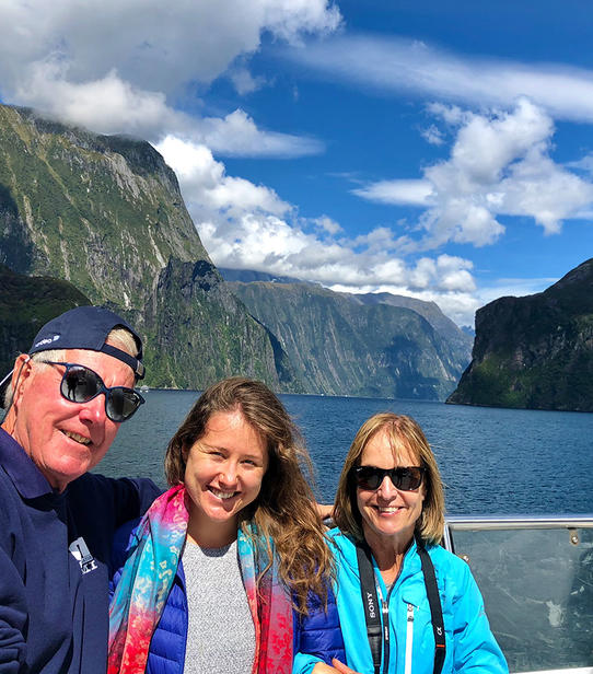 Elizabeth et ses parents dans le Doubtful Sound