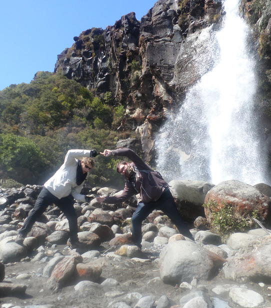 Guillaume et sa compagne à Taranaki Falls