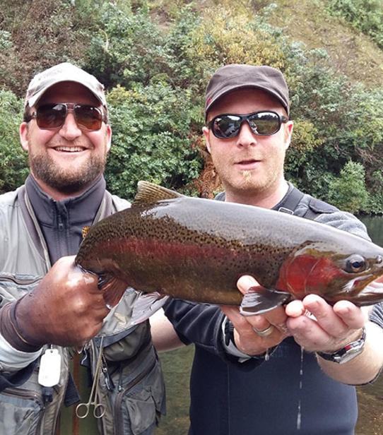 Jean-Bernard et sa prise, une truite fario