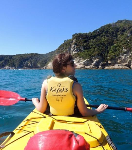 Julie en kayak à Abel Tasman