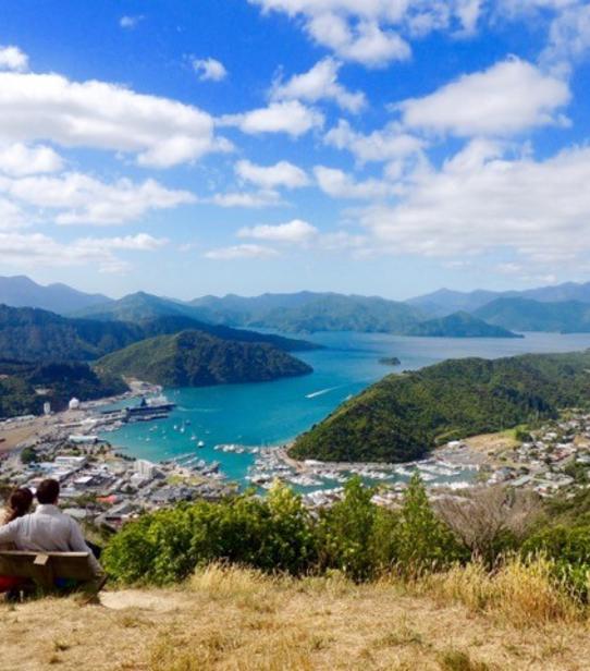Julie et Renaud devant le panorama de Picton