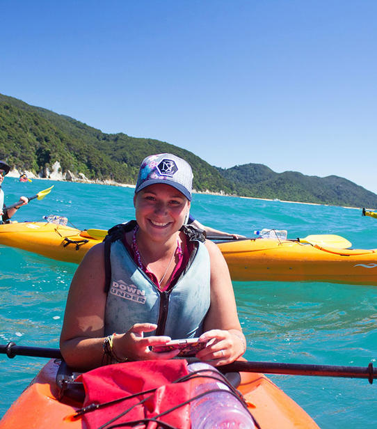 Laura en kayak à Abel Tasman National Park