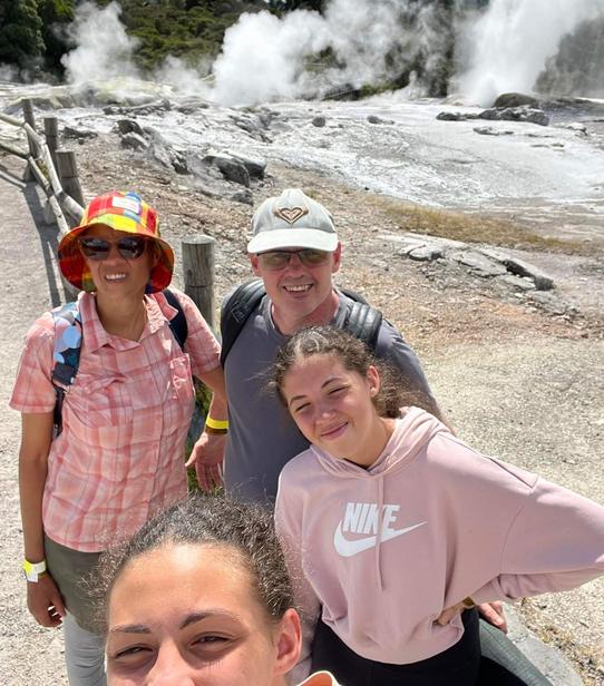 Marie-Noëlle, Denis et leurs enfants à Te Puia