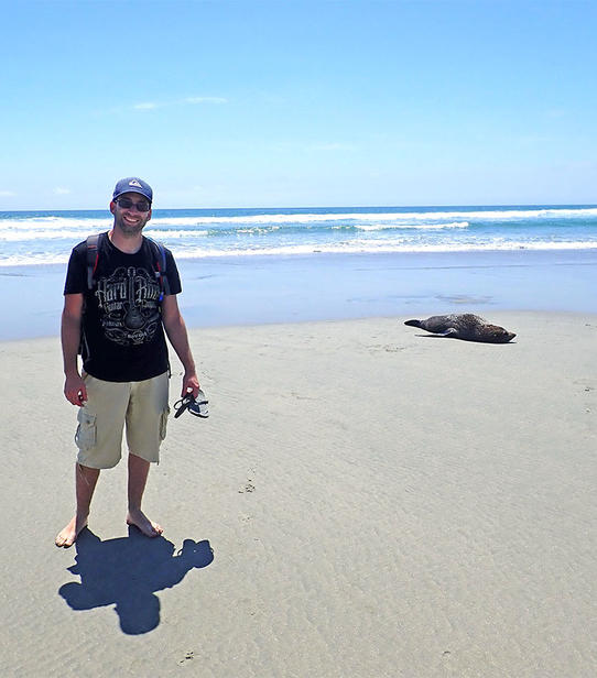 Mickael et une otarie au Cape Farewell