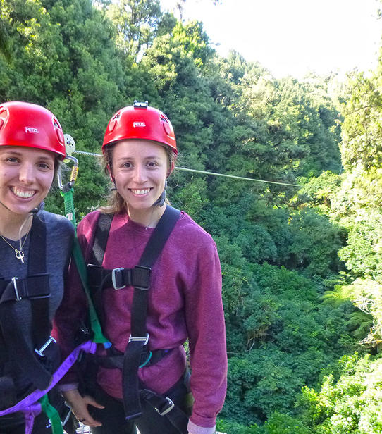 Milène et Agathe realisant un Canopy Tour
