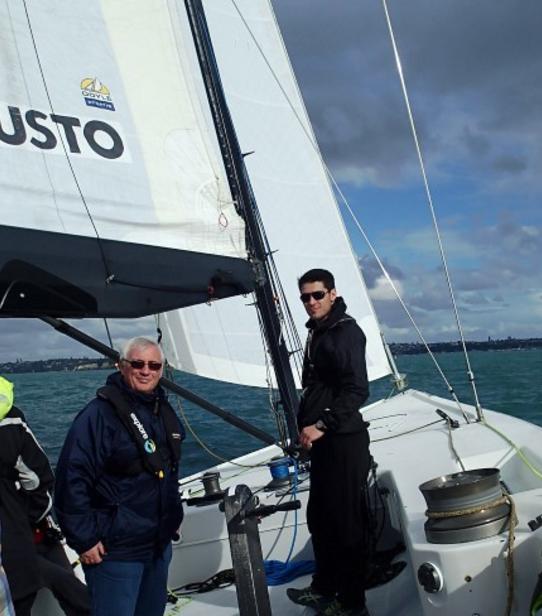 Père et fils naviguent sur le voilier de l'America's Cup à Auckland