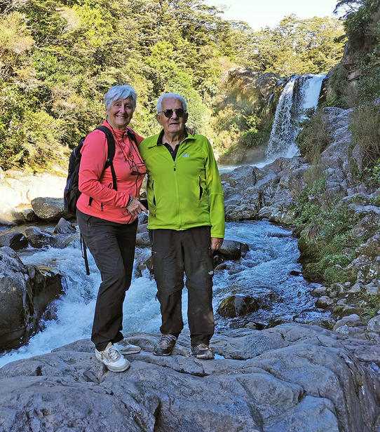 Pierre et Marie-Claire aux chutes de Manapouri