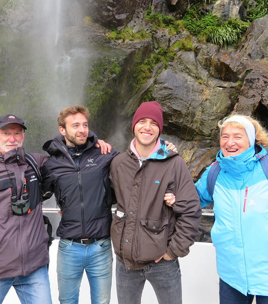 René et Doris avec leurs fils à Milford Sound