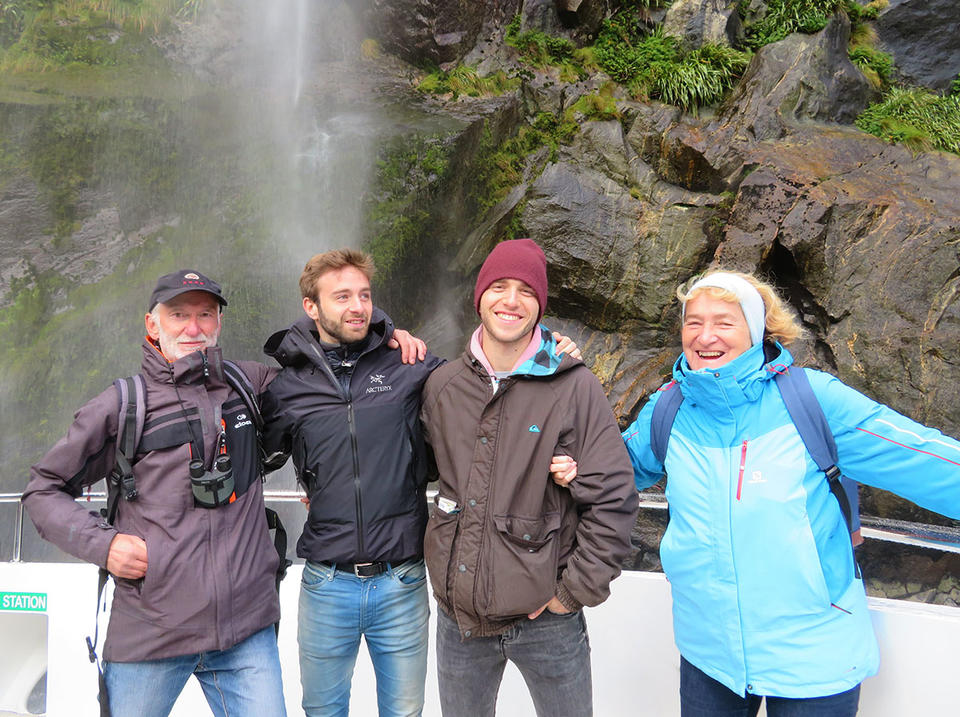René et Doris avec leurs fils à Milford Sound