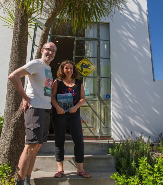 Thierry Fontaine et Rachel des Frogs devant l'agence