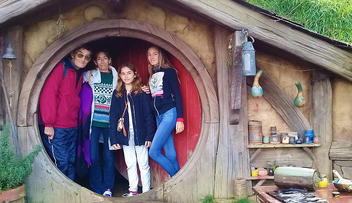 Giraud au village des Hobbits