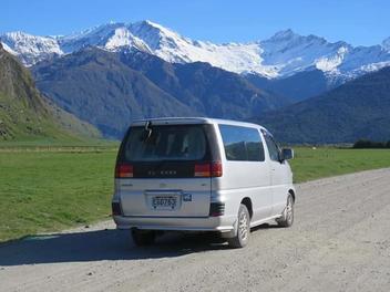 Nissan Elgrand v. Caravan 1999 Nissan Elgrand v. Caravan 1999